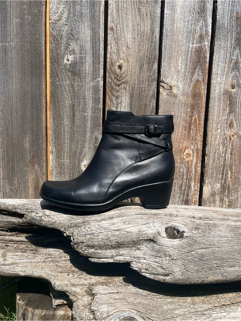 Clark’s Collection cushion black ankle bootie size 7.5